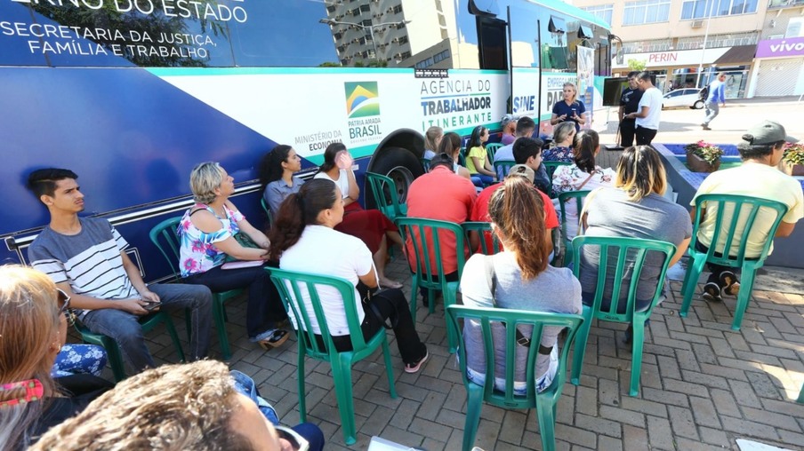 Ônibus Itinerante do Emprega Mais oferta 268 vagas a candidatos que buscam emprego em Cascavel