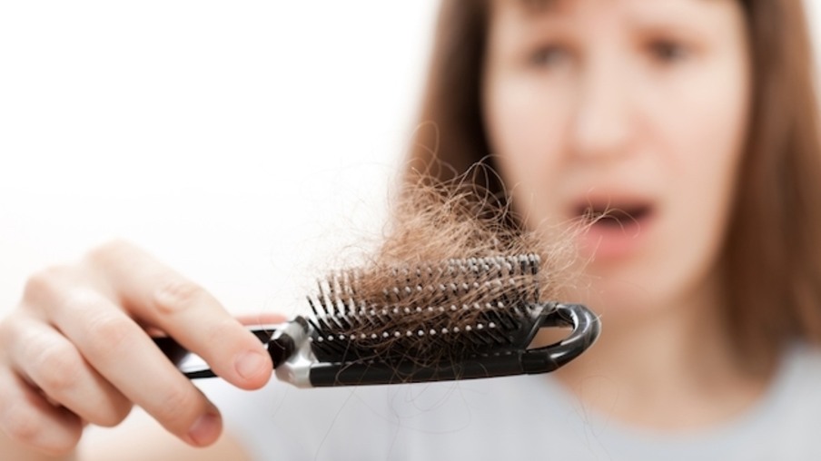 Conheça as doenças que podem causar queda de cabelo