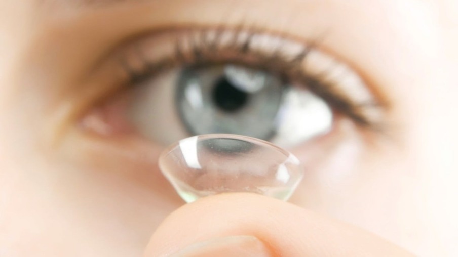 Mau uso de lente de contato pode cegar; calor aumenta risco