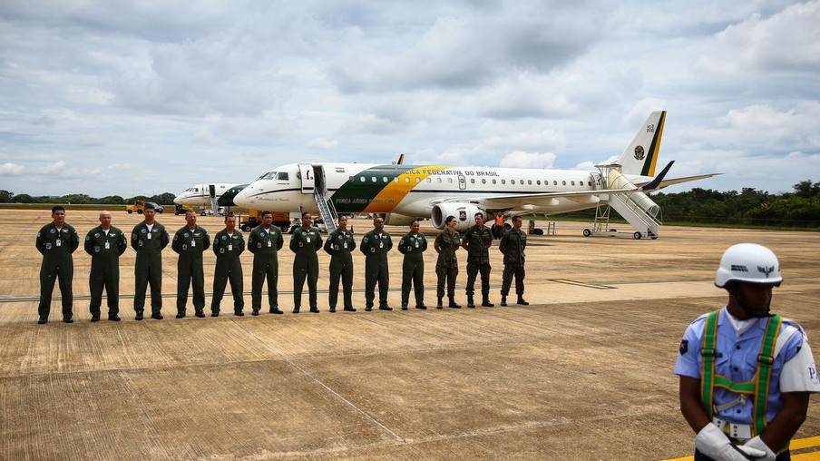Aeronaves da FAB decolam com destino à China para buscar brasileiros