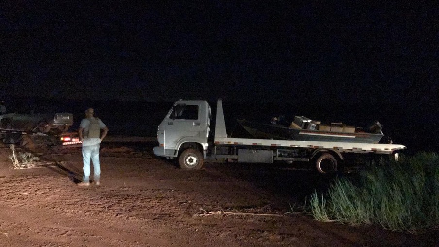 Polícia apreende agrotóxico, cigarros, embarcação e veículos e prendem duas pessoas na fronteira