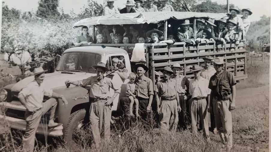 Nos anos 50, Helmuth com seu caminhão Chevrolet trazendo caravana de colonos do Sul para comprar terras na região de Toledo- Foto: Divulgação