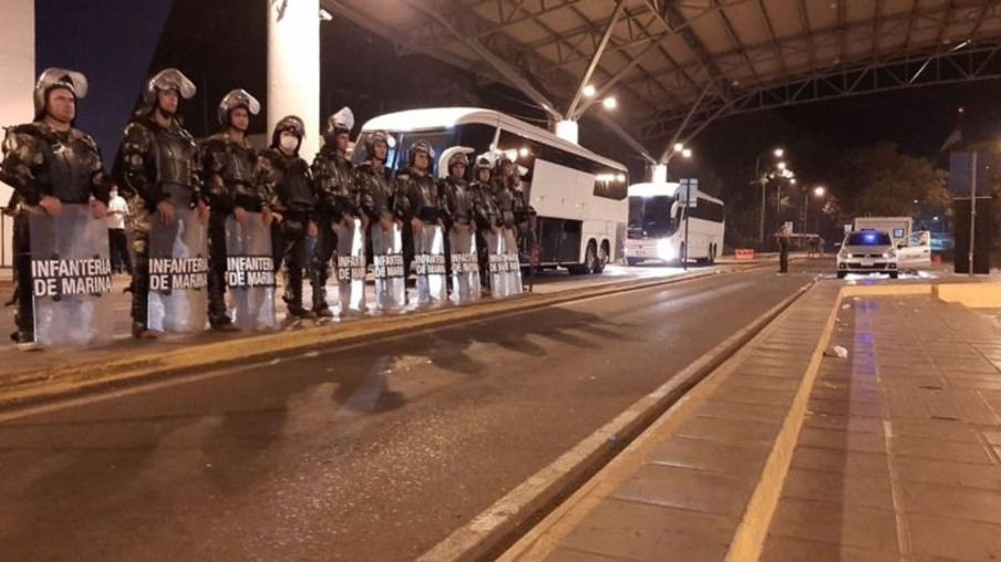 Policiais escoltaram grupo de paraguaios que chegaram de São Paulo e foram para quarentena