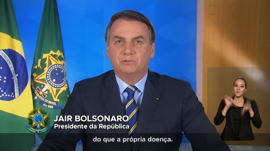 Em rede nacional, Bolsonaro suaviza tom e pede união