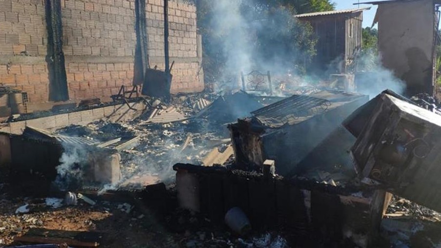 Residências são consumidas pelo fogo em Francisco Beltrão; criança dormia em uma das casas