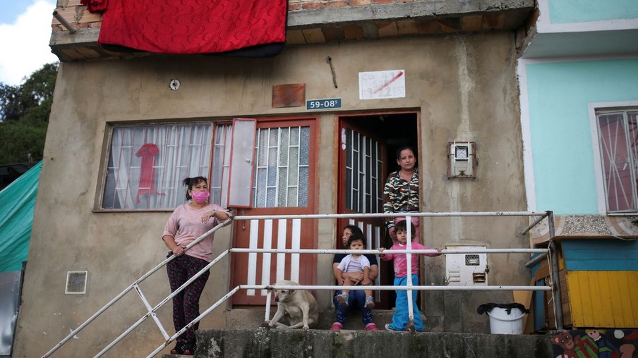 Panos vermelhos nas portas e janelas simbolizam fome na Colômbia
