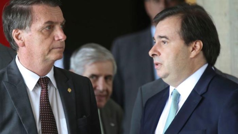 Presidente Bolsonaro diz que Maia "quer enfiar a faca no governo federal"