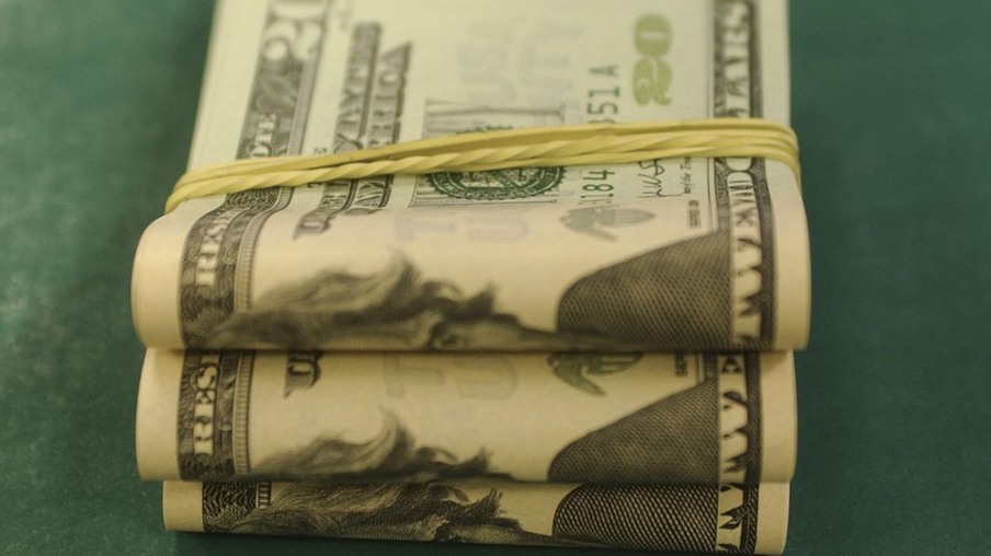 Dólar fica abaixo de R$ 5 pela 1ª vez em um ano, mas fecha em alta