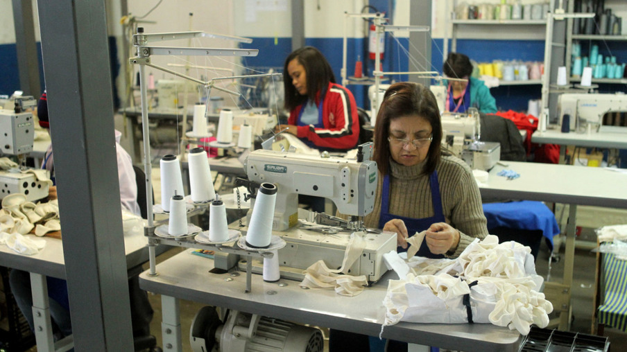 Vários setores da indústria do Paraná tiveram queda na demanda e alguns, como o do vestuário, passaram a fabricar itens usados no combate à pandemia- Foto: Gelson Bampi/Sistema Fiep

