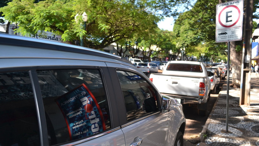 Centro comercial de Umuarama sempre cheio de veículos estacionados. Para os motoristas encontrar uma vaga disponível é raridade - Foto: Alex Miranda