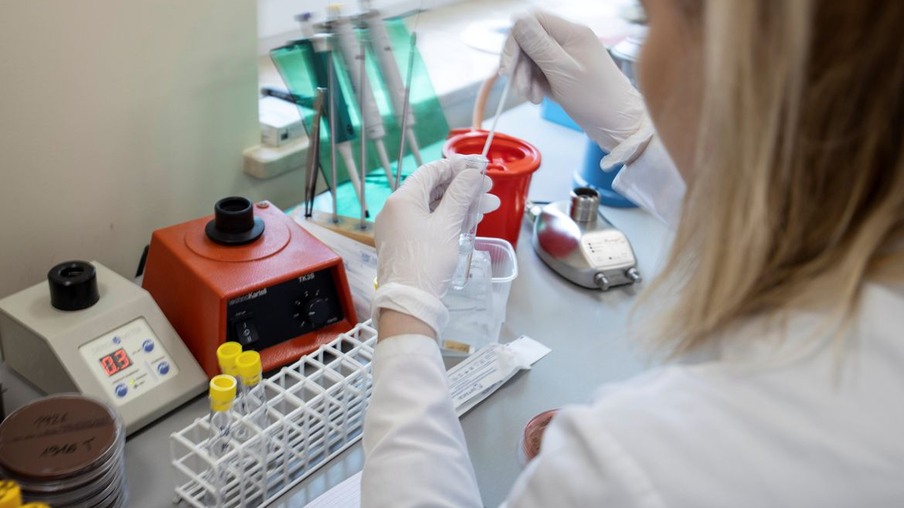 China aprova início de testes de vacinas experimentais contra covid-19