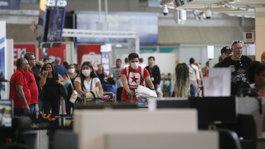 Retomada de viagens de brasileiros aos EUA depende de melhora da pandemia no Brasil