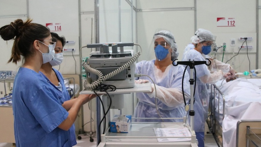 Médicos fazem treinamento no hospital de campanha para tratamento de covid-19 do Complexo Esportivo do Ibirapuera - Foto: Agência Brasil