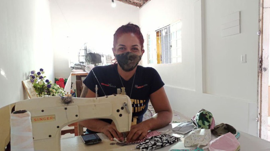 Campeã mundial de muay thai costura máscaras para idosos e profissionais de saúde