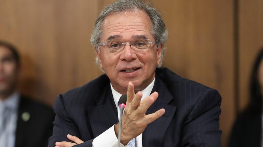 Guedes defende “flexibilizar” legislação trabalhista para atender “invisíveis”