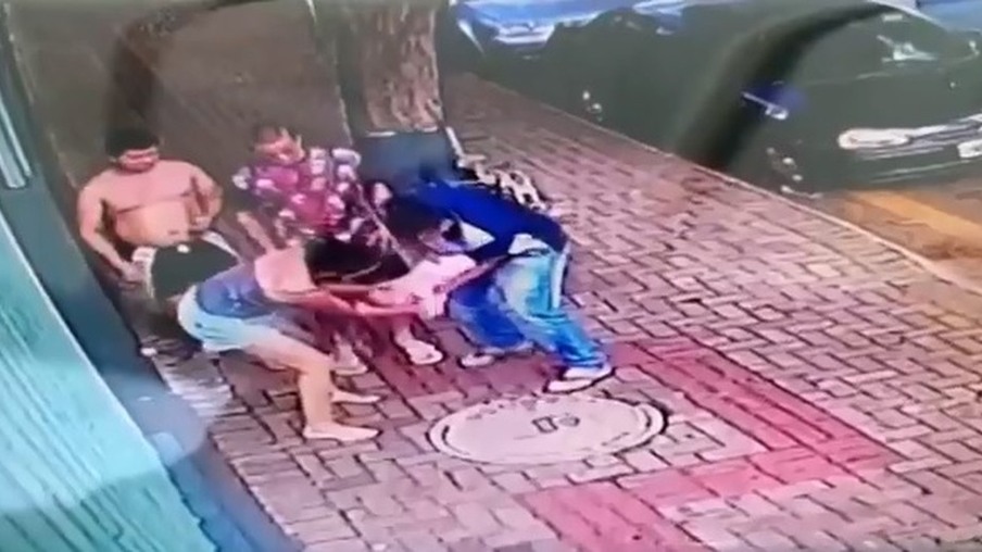 Vídeo mostra policial salvando bebê que parou de respirar em Sarandi