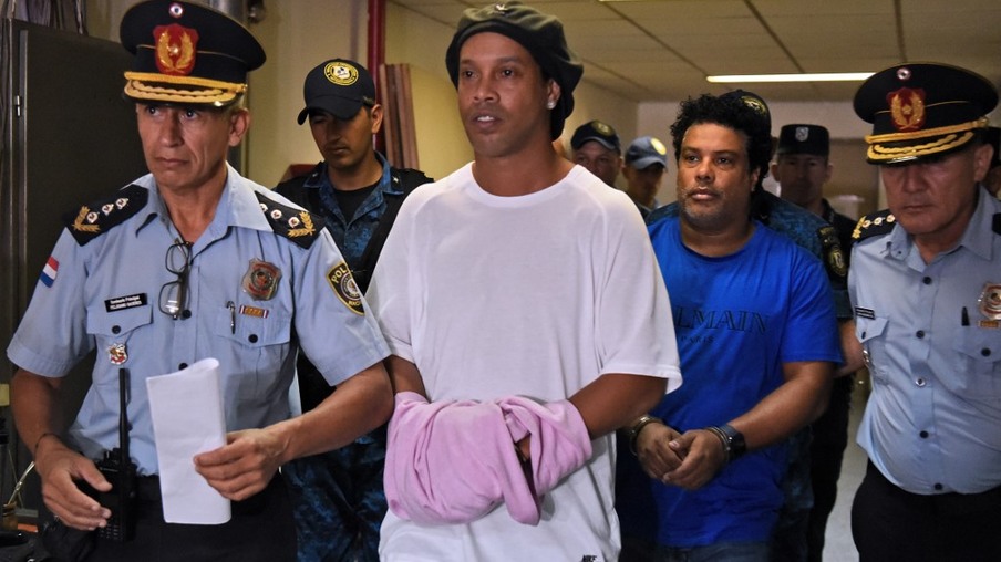 Ronaldinho e Assis estão livres para deixar prisão domiciliar no Paraguai