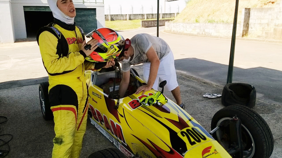 João Maia treina com carro da Fórmula Vee