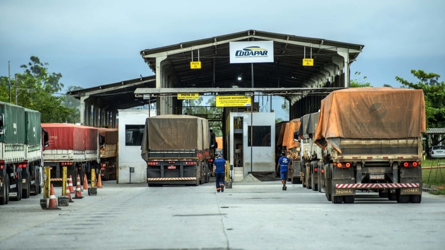 Porto de Paranaguá bate recorde em movimento de caminhões