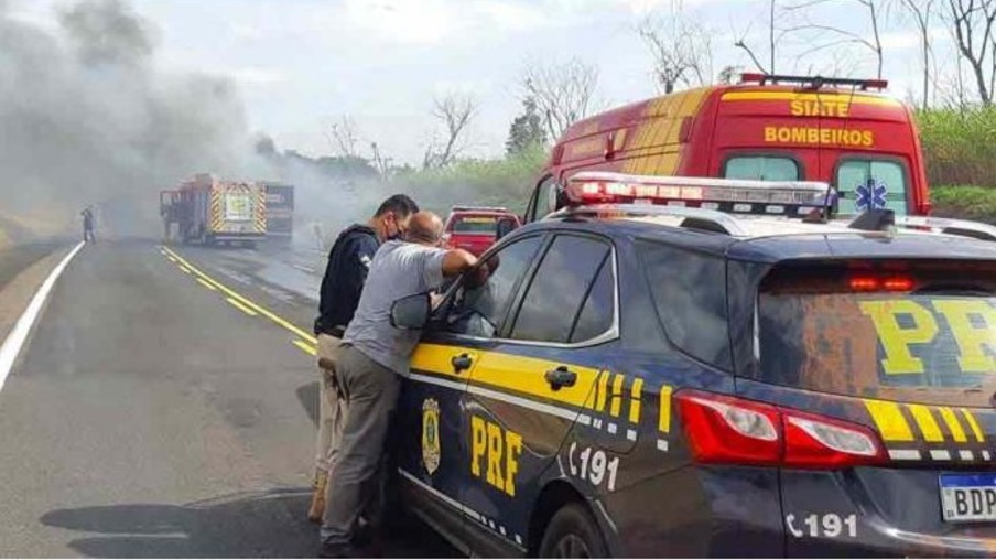 Vídeo mostra explosão de caminhões em batida na BR-376 em Paranavaí; duas pessoas morreram