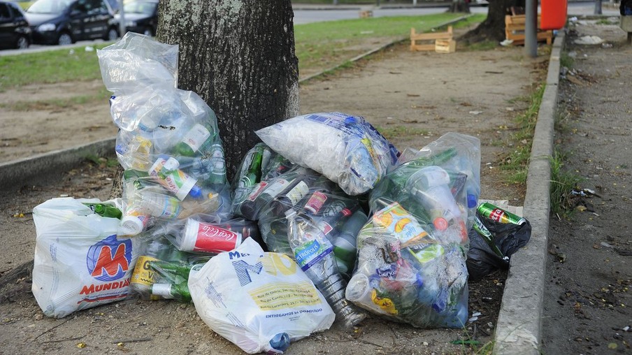 Lixo se acumula em praça no Largo da Glória durante o quarto dia de greve dos garis da Companhia Municipal de Limpeza Urbana do município do Rio (Comlurb) (Fernando Frazão/Agência Brasil)