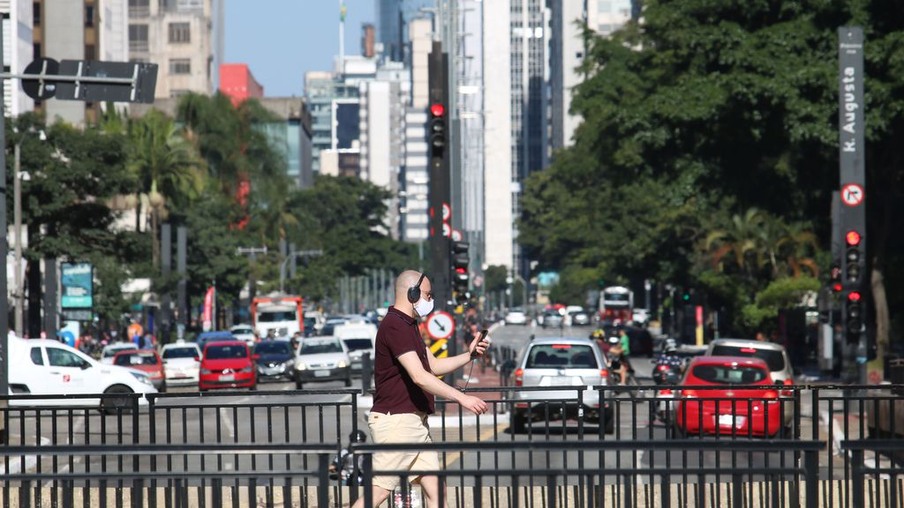 Pedestre usa máscara de proteção contra covid-19 na avenida Paulista. - Foto: Agência Brasil