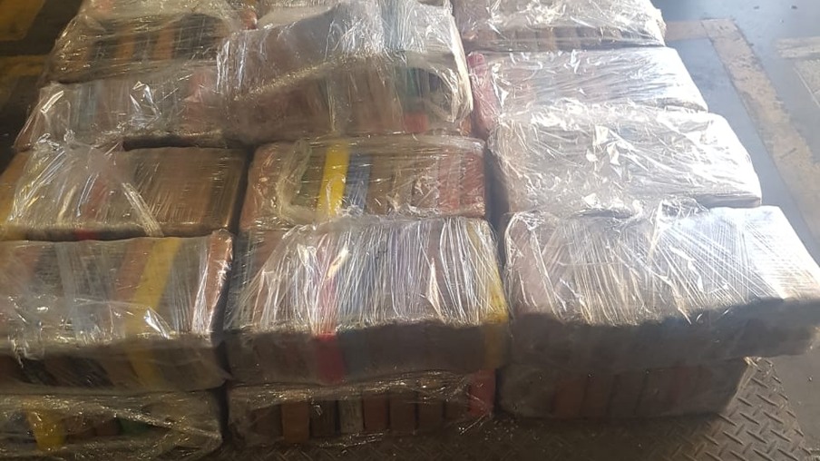 Polícia Federal apreende 357 quilos de cocaína em tambores de suco no Porto de Paranaguá