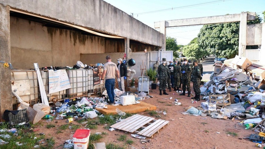 Equipes da Covisa e atiradores de Umuarama realizam arrastão pela cidade em busca dos pontos onde há focos do mosquito - Tiago Boing/Assessoria-PMU