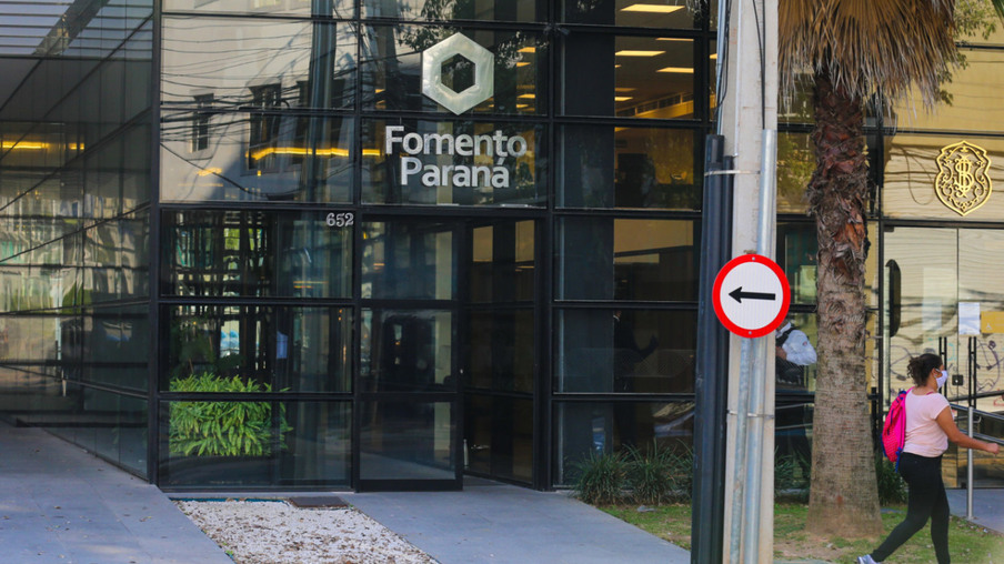 Atendimento na sede da Fomento Paraná em Curitiba. Foto: Geraldo Bubniak/AEN