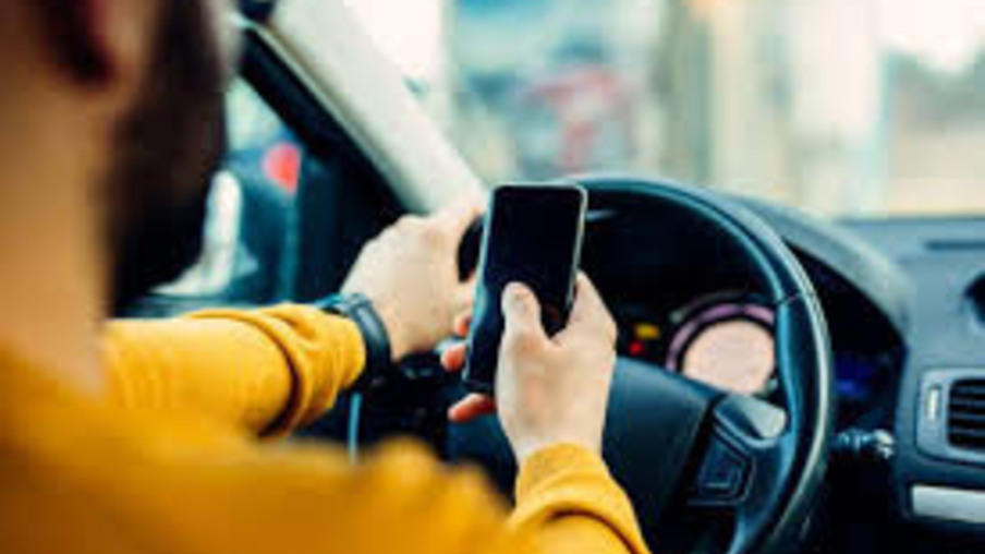 Uso de celular ao volante lidera infrações em Cascavel