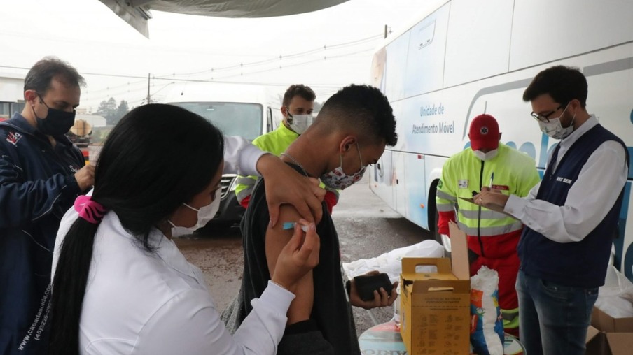 Comboio da Saúde vacina cerca de 500 caminhoneiros contra a gripe na BR-277