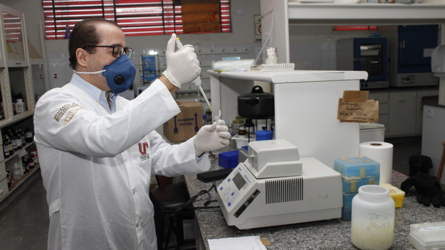 Professor Colauto, doutor em genética molecular e em biotecnologia, em laboratório da Unipar: desenvolvido em rede com outras importantes instituições do Brasil e exterior, seu trabalho ganha projeção internacional