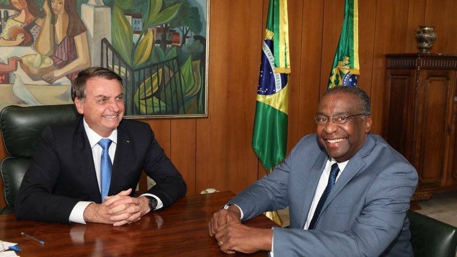 Bolsonaro anuncia que novo ministro da Educação será Carlos Alberto Decotelli
