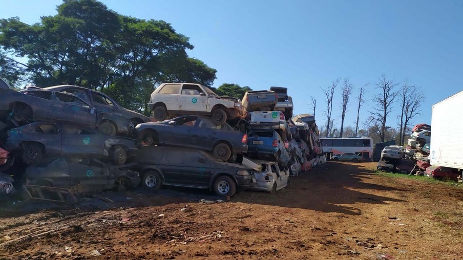 Quase dois mil veículos estão sendo removidos de pátios em Cascavel