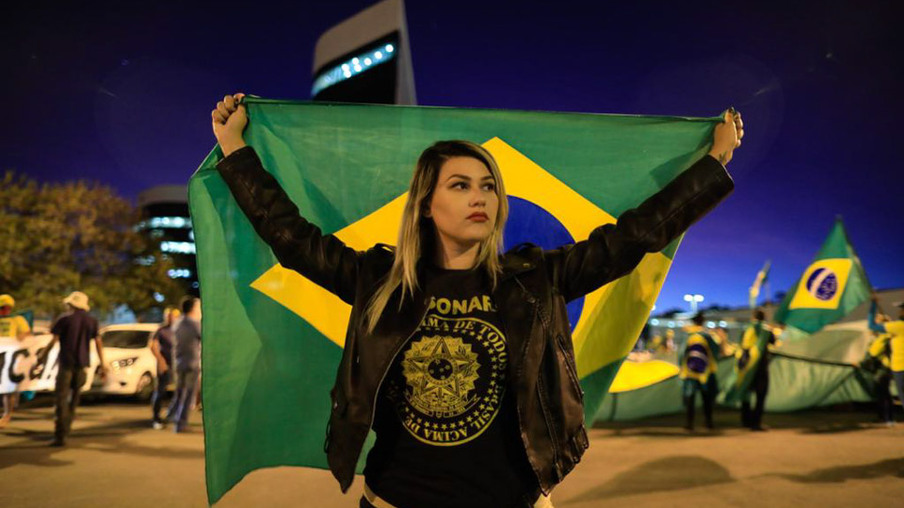 Sara Winter, líder do grupo 300 do Brasil é presa em Brasília pela Polícia Federal