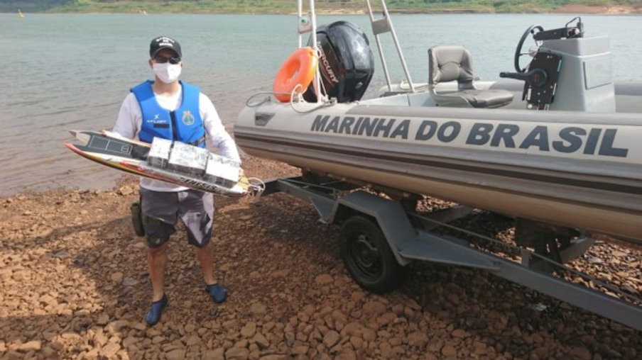 Marinha do Brasil apreende pequeno modelo de barco radio-controlado transportando celulares no rio Paraná