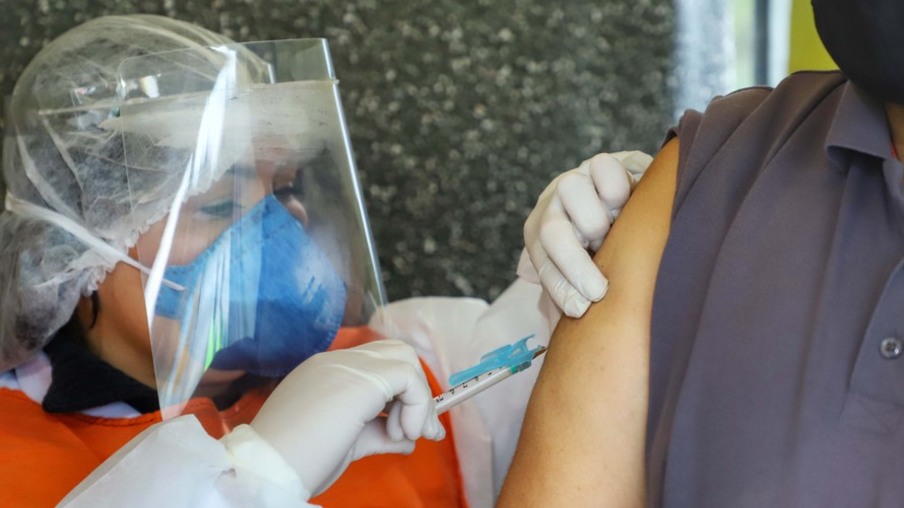 Ministério da Saúde diz que vai adotar vacina que “chegar primeiro com eficácia comprovada”