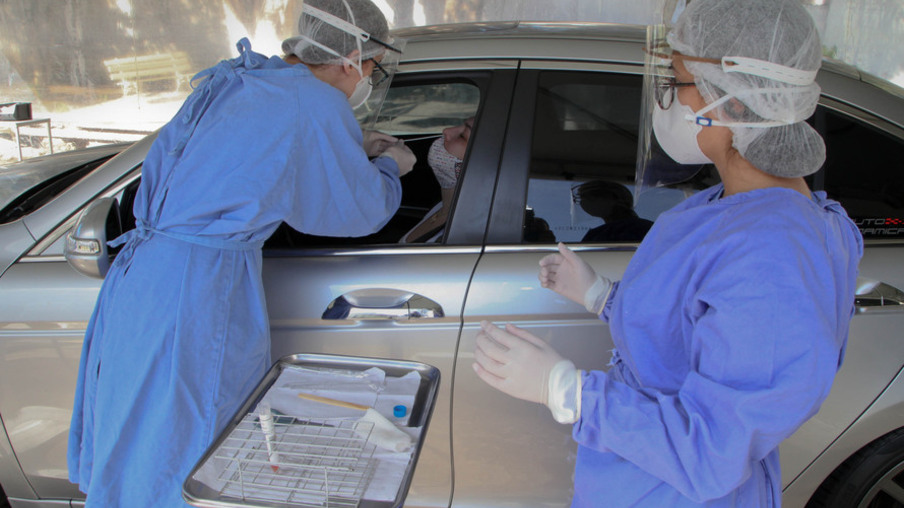 Hospital Osvaldo Cruz faz coleta de amostras do covid-19 em sistema de drive-thru. Foto: Ari Dias/AEN.