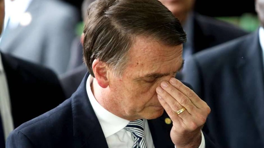 Com sintomas de covid-19, Bolsonaro faz exames e cancela agenda