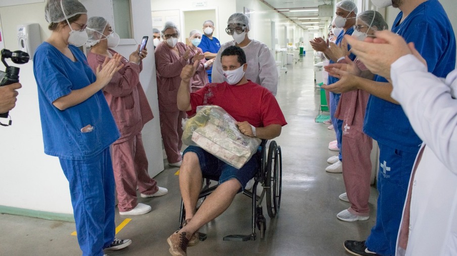 Paciente recuperado da Covid-19 recebe alta no Hospital Municipal