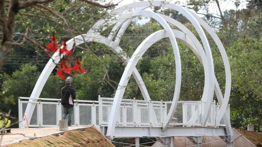 Obras da nova ponte do lago estão em fase final de construção