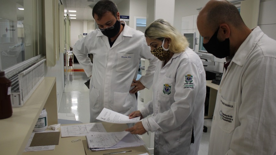Laboratório Central de Cascavel, referência em análise de exames de covid-19 recebe professores da UTFPR