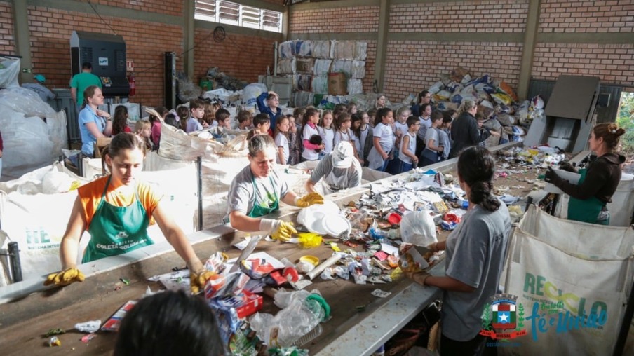 Alunos da rede Municipal de Educação foram conhecer o funcionamento do Barracão no ano de 2018 - Foto: Arquivo