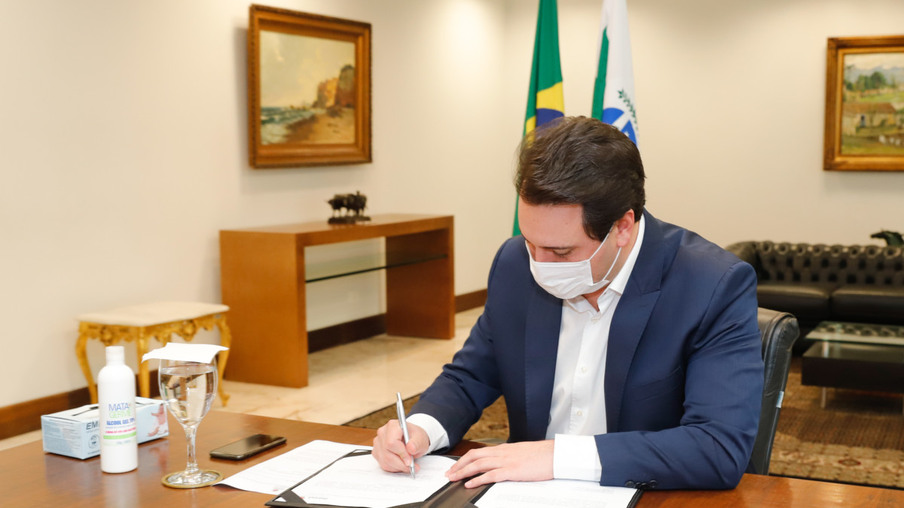 Governador Ratinho Junior anuncia reserva de R$ 100 milhões para compra de vacinas contra o novo coronavírus