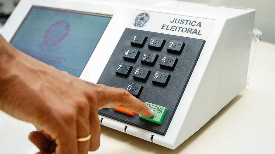 Eleitora é presa em Curitiba por tirar foto da urna