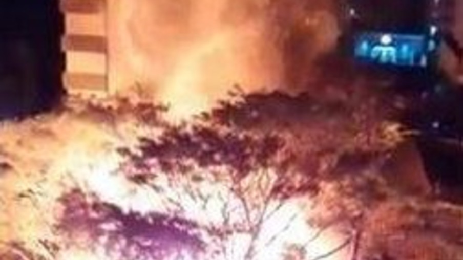 Casa é destruída pelo fogo em Foz do Iguaçu