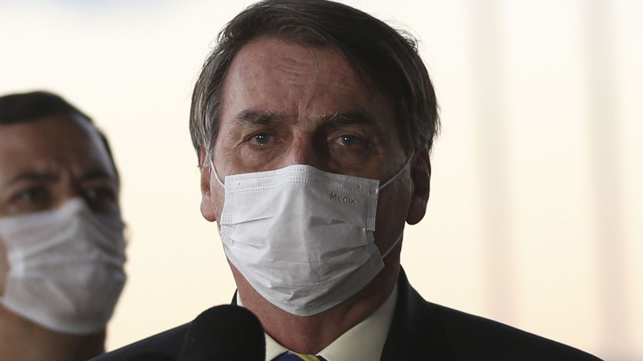 Bolsonaro sanciona com vetos lei que obriga uso de máscara em locais públicos
