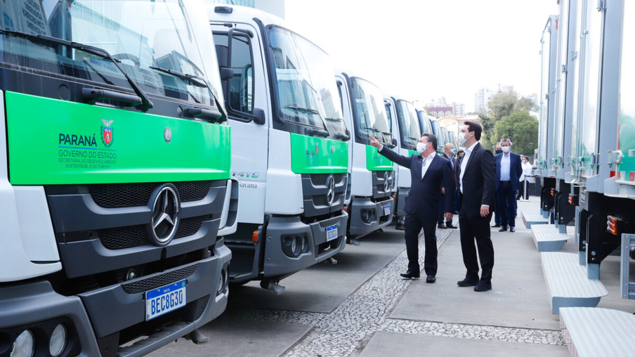 Governo entrega caminhões-pipa, de coleta seletiva e compactadores