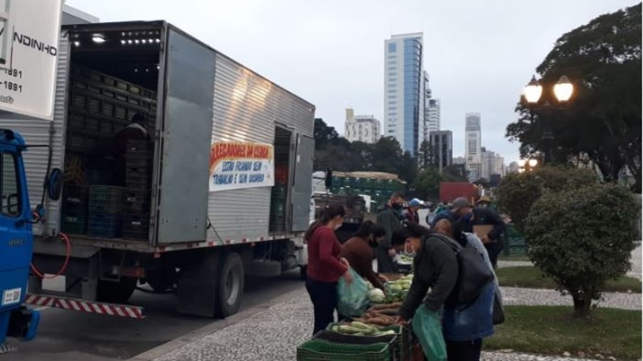 Produtores distribuem frutas e verduras em frente a Palácio Iguaçu