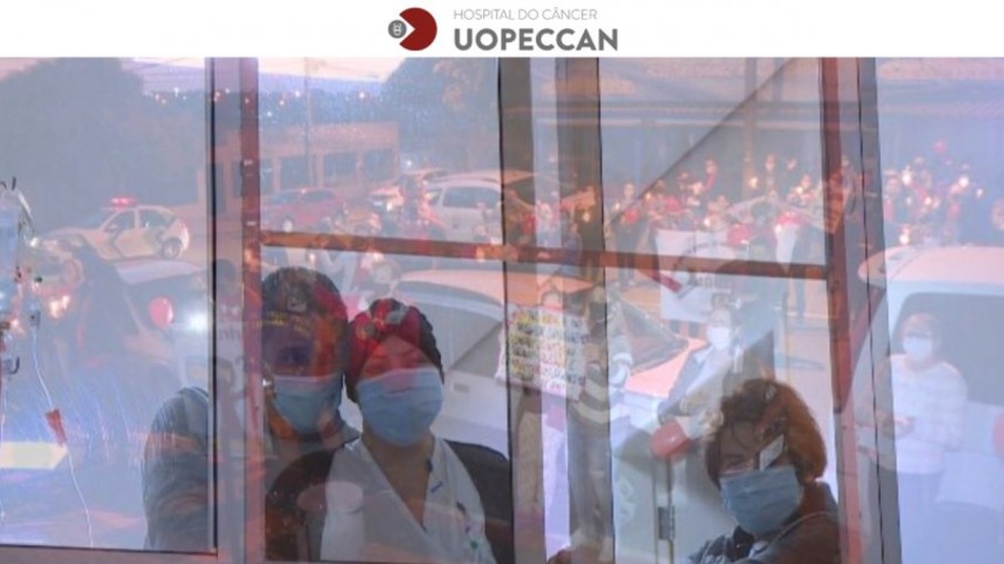 Paciente internada na Uopeccan de Cascavel recebe serenata de amigos e familiares